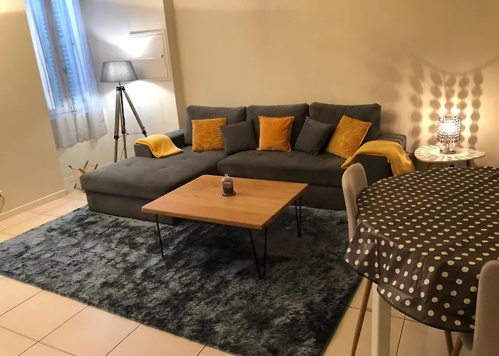 Apartment Plein Coeur: Historic Quarter With Beach Access